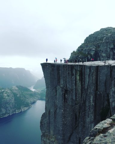 落ちたら死ぬ！ノルウェーのフィヨルドの壮観と初の外国レンタカー運転